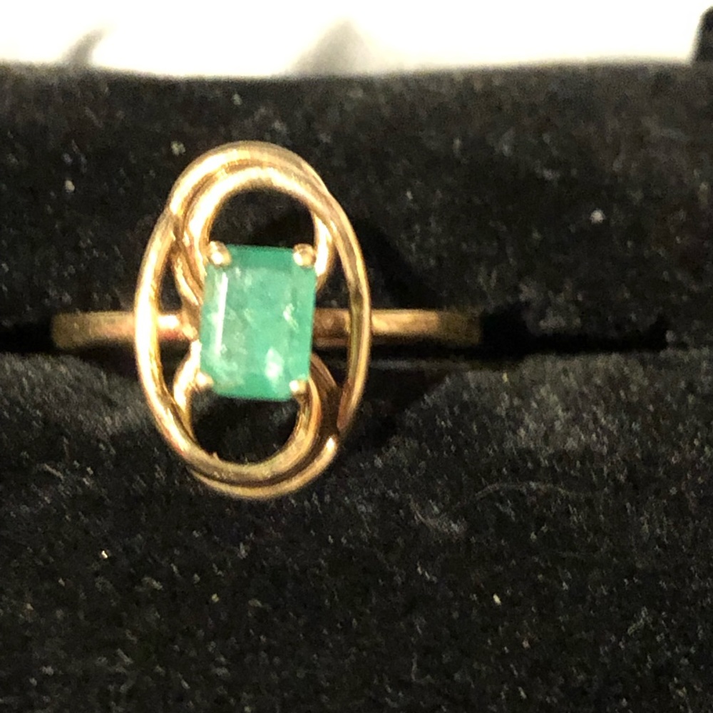 Classic Design Emerald Ring